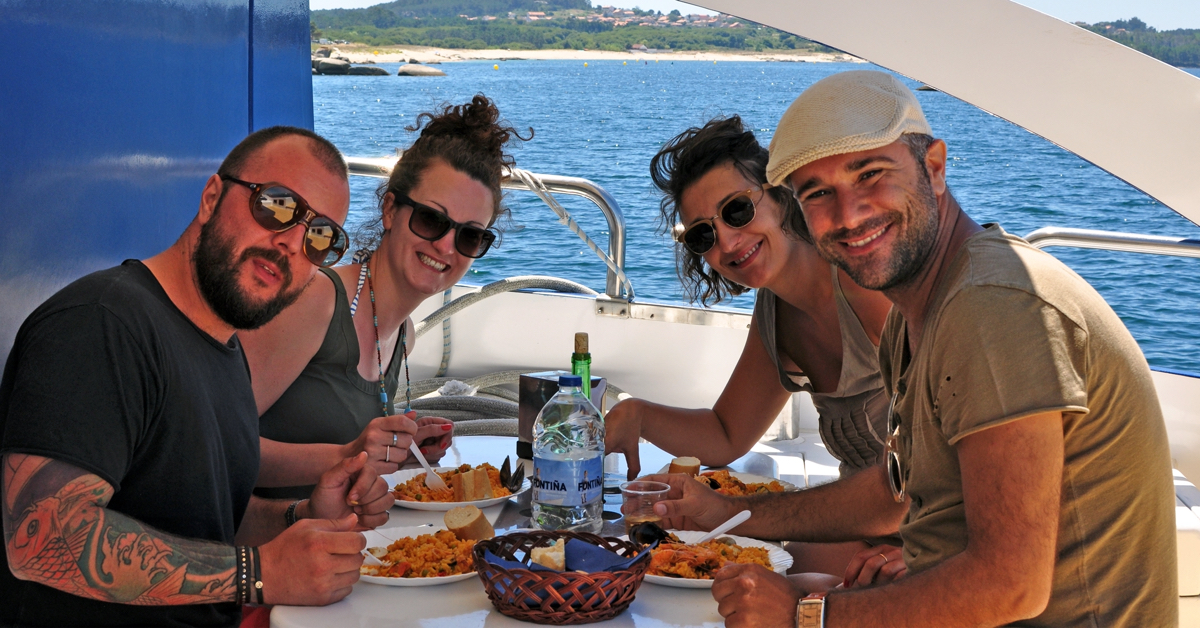 Un grupo de 4 amigos disfrutan de la experiencia del Restaurante Marinero.