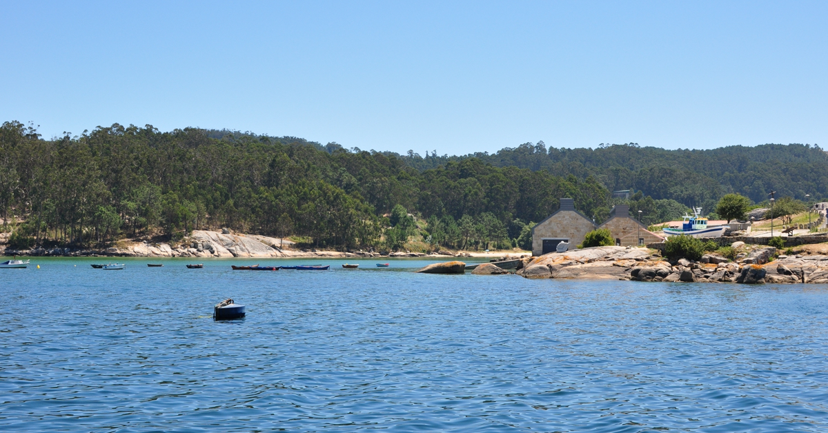 Catamarán Restaurante Marinero navegando en la zona de punta Moreiras, una zona preciosa con el Museo Salgadeiras