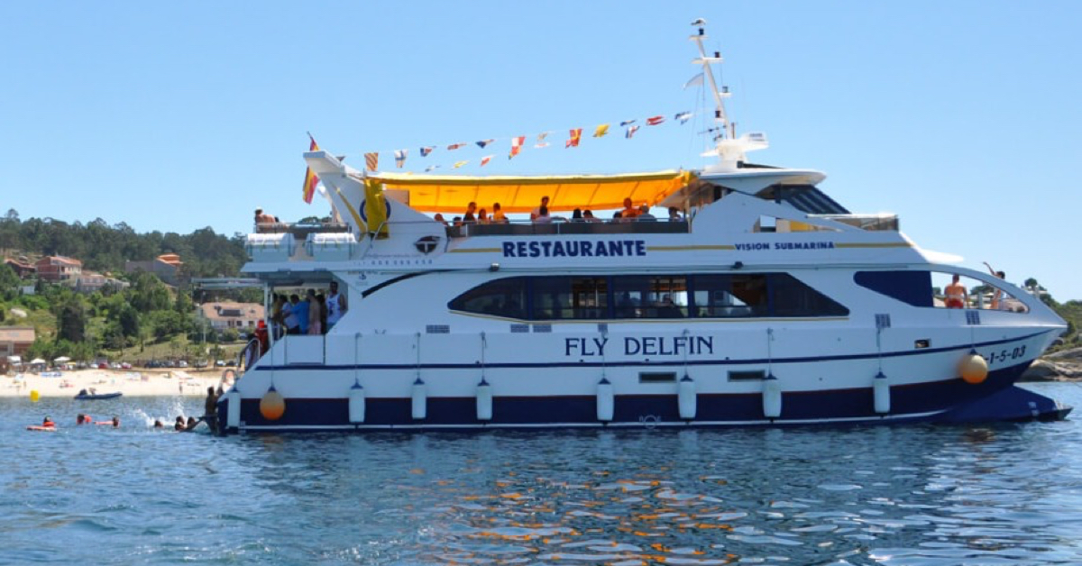 Catamarán Restaurante Marinero cerca de la playa de As Pipas. Hora de disfrutar de un baño refrescante