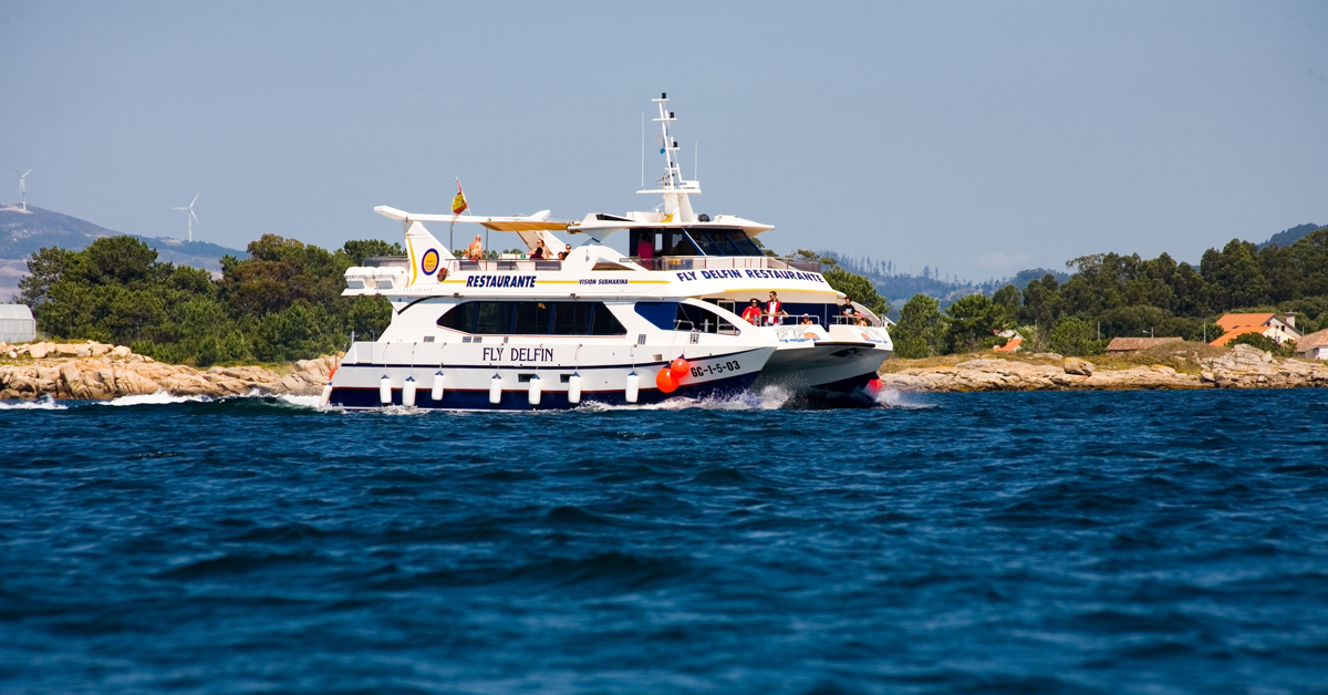 Catamarán Fly Delfín navegando por la Ría de Arousa, barco restaurante en O Grove