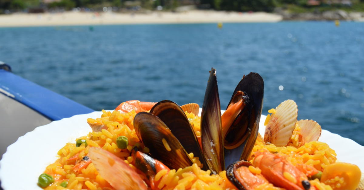 Plato de arroz de marisco en la cubierta del barco restaurante de O Grove