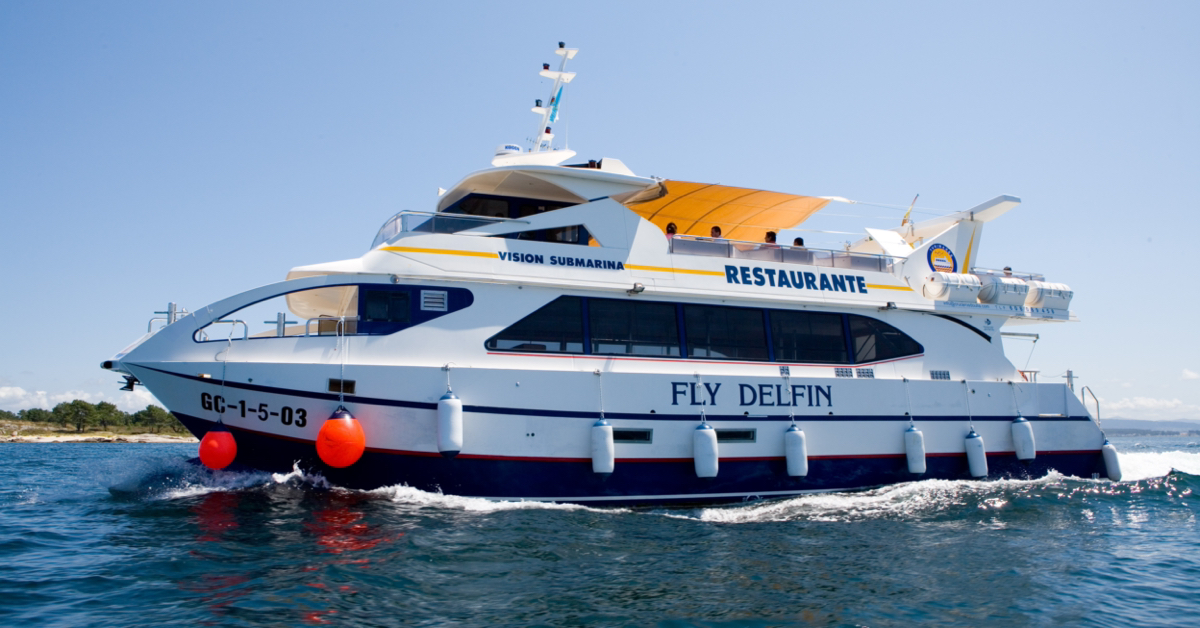 Catamarán Fly Delfín navegando por la Ría de Arousa, barco restaurante en O Grove