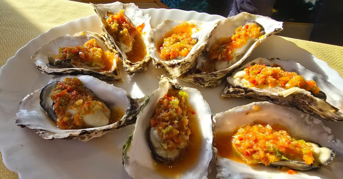Ostras servidas con salsa de acompañamiento
