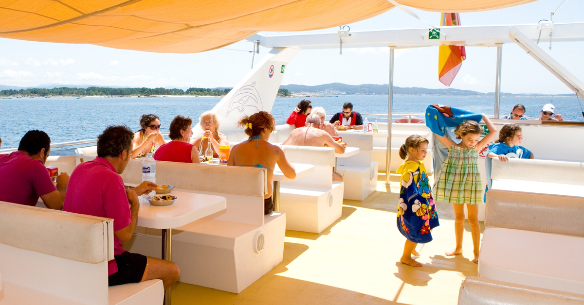 Niños en el comedor exterior del barco restaurante. Para ellos se sirve menú infantil