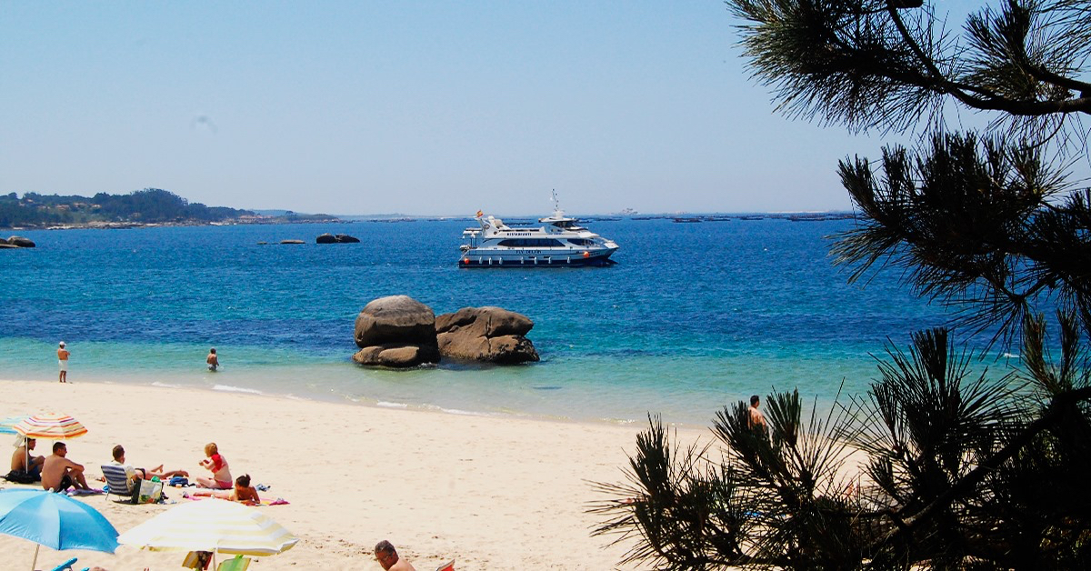 Vista del Restaurante marinero desde la playa. Se aprecia la bonita silueta del Fly Delfín