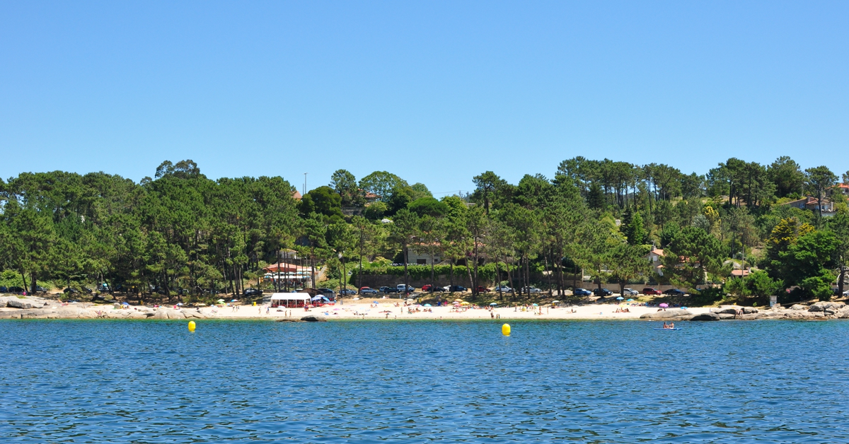 El barco restaurante se aproxima a la playa de As Pipas que ya se ve al fondo en un día soleado
